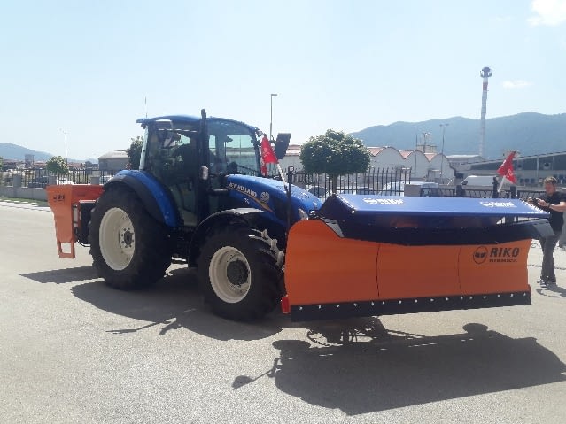 Traktor za zimsko službo