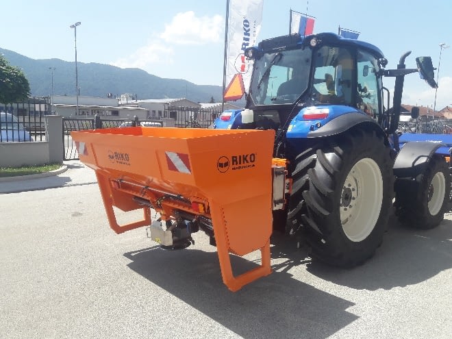 Traktor za zimsko službo